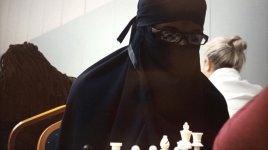 لاعب شطرنج ذكر يتنكر بزي امرأة ويخش طوال الطريق لمسابقة البطولة 2.jpg