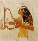 مصرية تعزف على آلة القيثارة الوترية و التي تطورت فيما بعد أصبحت آلة السمسمية الشهيرة في منطقة...png