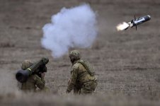 australian-army-soldiers-fire-a-javelin-anti-tank-missile-news-photo-1569525974.jpg